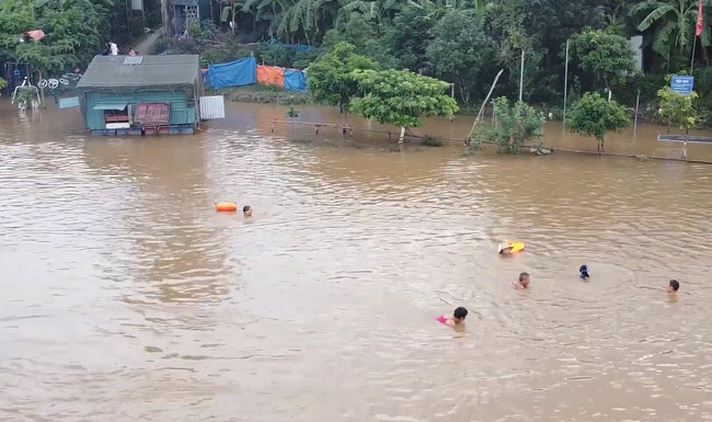 Người dân Hà Nội bì bõm tập thể dục giữa biển nước mênh mông sau trận mưa xối xả - Ảnh 4.