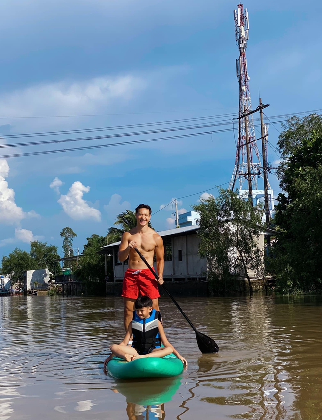 Kim Lý khoe khoảnh khắc vui chơi bên con trai Hồ Ngọc Hà, nhìn qua mới hiểu bé Subeo bám bạn trai của mẹ thế nào - Ảnh 2.