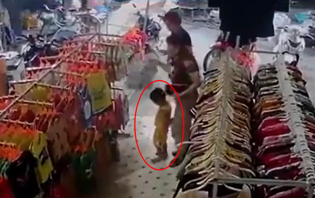 Vụ bắt cóc bé trai ở Bắc Ninh: Hé lộ đoạn clip nghi phạm đưa bé đi mua quần áo - Ảnh 3.