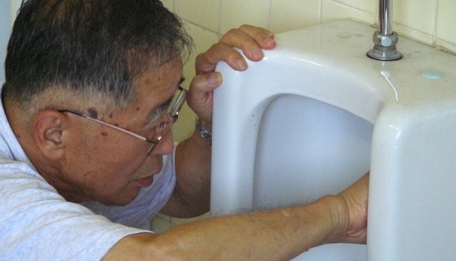 Chủ tịch 81 tuổi vẫn đi cọ toilet dù sở hữu doanh nghiệp tỷ Yên: Ý nghĩa đằng sau khiến nhiều người giật mình! - Ảnh 1.