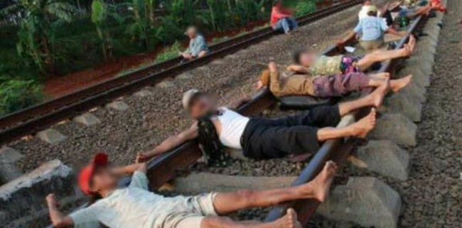 Phát hoảng với hình ảnh người Indonesia nằm la liệt trên đường tàu, lý do đằng sau khiến tất cả ái ngại - Ảnh 1.
