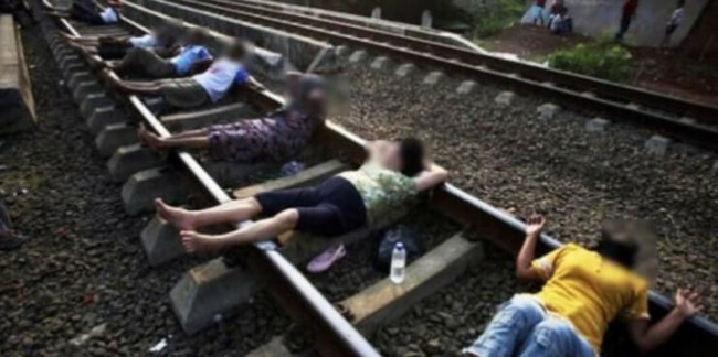 Phát hoảng với hình ảnh người Indonesia nằm la liệt trên đường tàu, lý do đằng sau khiến tất cả ái ngại - Ảnh 2.