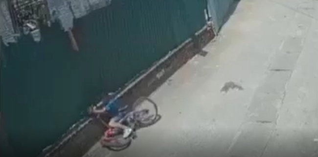 Pha bẻ lái âm thầm đâm sầm vào tường của biker nhí làm siêu xe rụng rời từng bộ phận khiến cư dân mạng không nhịn được cười - Ảnh 2. Pha bẻ lái âm thầm đâm sầm vào tường của biker nhí làm siêu xe rụng rời từng bộ phận khiến cư dân mạng không nhịn được cười - Ảnh 2.