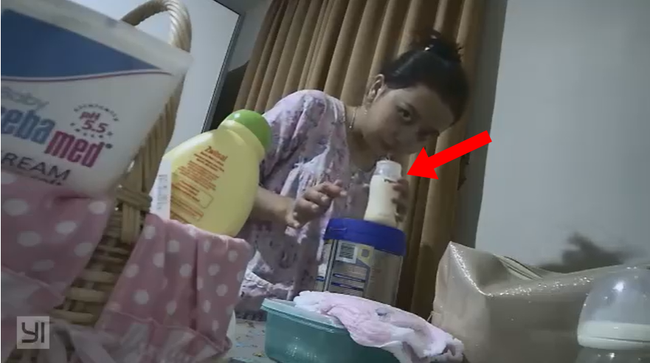 Cộng đồng mạng phẫn nộ với đoạn clip ngắn ghi lại hành động ác độc của nữ giúp việc khi pha sữa cho con của chủ nhà - Ảnh 1.