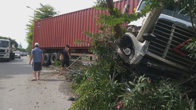 Container mất lái đâm nát dải phân cách trên quốc lộ, 2 cô gái trẻ đi nhờ xe may mắn thoát nạn - Ảnh 3.