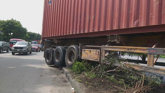 Container mất lái đâm nát dải phân cách trên quốc lộ, 2 cô gái trẻ đi nhờ xe may mắn thoát nạn - Ảnh 4.