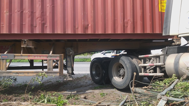 Container mất lái đâm nát dải phân cách trên quốc lộ, 2 cô gái trẻ đi nhờ xe may mắn thoát nạn - Ảnh 2.