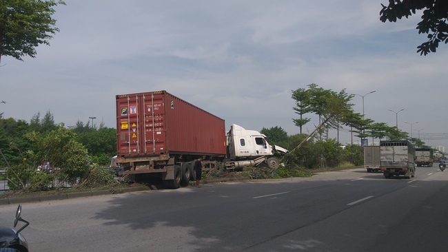 Container mất lái đâm nát dải phân cách trên quốc lộ, 2 cô gái trẻ đi nhờ xe may mắn thoát nạn - Ảnh 7.