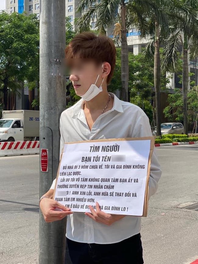 Ch&agrave;ng thanh ni&ecirc;n đứng nắng t&igrave;m bạn g&aacute;i "đi lạc" 3 ng&agrave;y chưa về nh&agrave;, nguy&ecirc;n nh&acirc;n bất ngờ được tiết lộ tr&ecirc;n tấm bảng m&agrave; anh ch&agrave;ng cầm tr&ecirc;n tay - Ảnh 2.