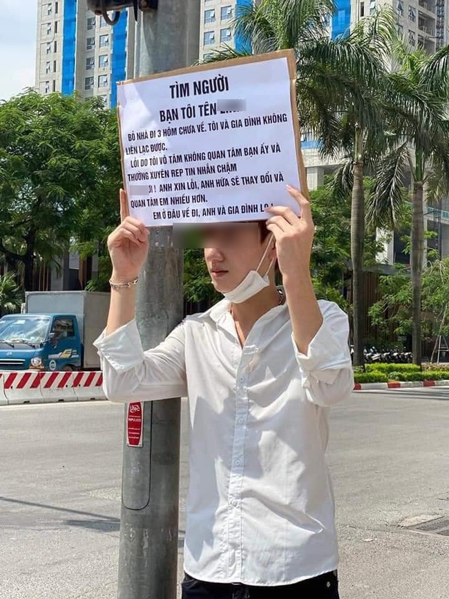 Ch&agrave;ng thanh ni&ecirc;n đứng nắng t&igrave;m bạn g&aacute;i "đi lạc" 3 ng&agrave;y chưa về nh&agrave;, nguy&ecirc;n nh&acirc;n bất ngờ được tiết lộ tr&ecirc;n tấm bảng m&agrave; anh ch&agrave;ng cầm tr&ecirc;n tay - Ảnh 1.