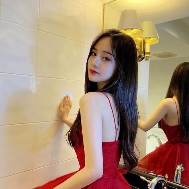 Hot girl Việt được báo Trung nhắc đến vì giống hệt &quot;thần tiên tỷ tỷ&quot; Lưu Diệc Phi - Ảnh 1.