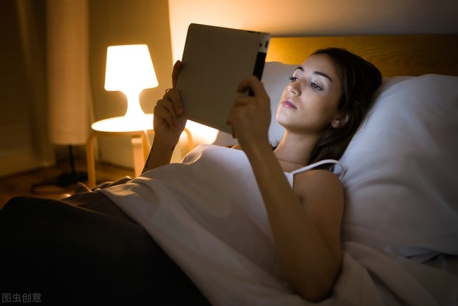 3 thói quen nếu làm trước khi đi ngủ sẽ có hại hơn cả thức khuya, hãy mạnh dạn từ bỏ chúng ngay trước khi quá muộn - Ảnh 1.