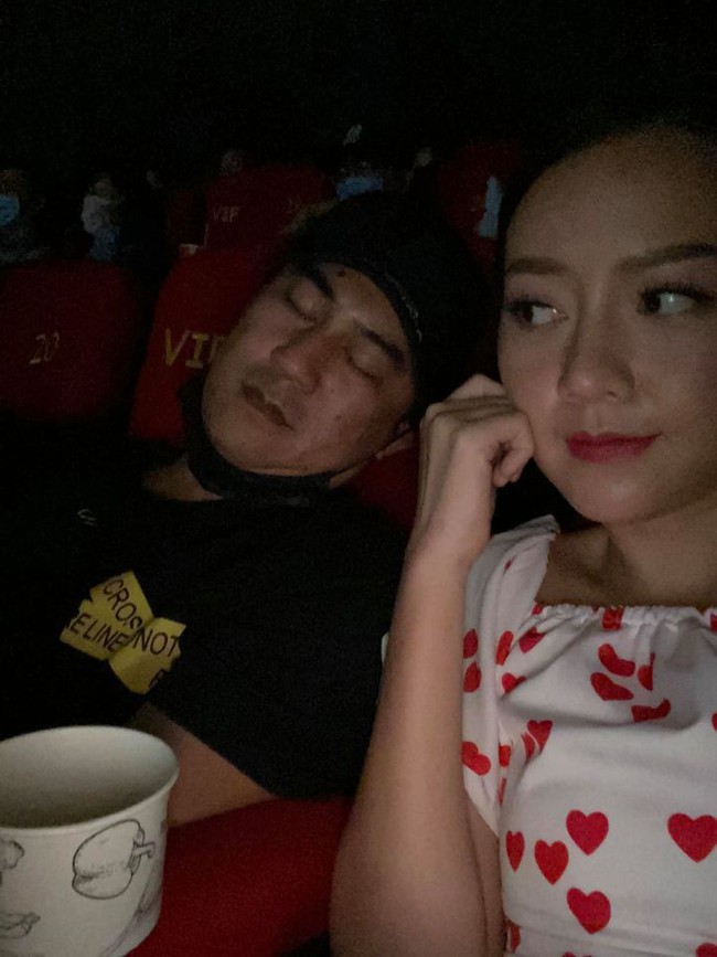 Băng Di hé lộ cảnh bạn trai ngủ gật khi hẹn hò đi xem phim cùng mình.