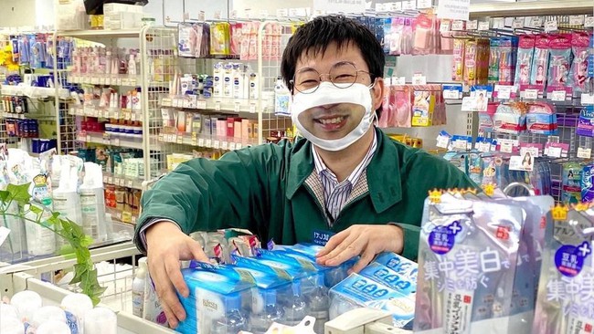 Cửa hàng ở Nhật sáng tạo ra khẩu trang in hình nụ cười để khách hàng cảm thấy thân thiện hơn trong mùa dịch - Ảnh 1.