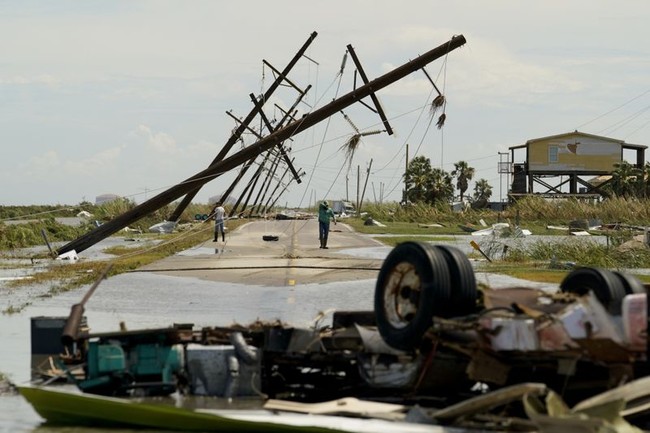 Siêu bão Laura tàn phá phía nam nước Mỹ: Nhà cửa tiêu điều, giao thông đình trệ - Ảnh 8.