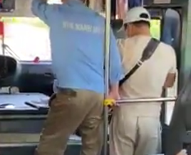 Phẫn nộ clip nam thanh niên tự xưng thanh tra xe buýt có hành vi côn đồ, chửi bới, đe dọa người lớn tuổi - Ảnh 2.
