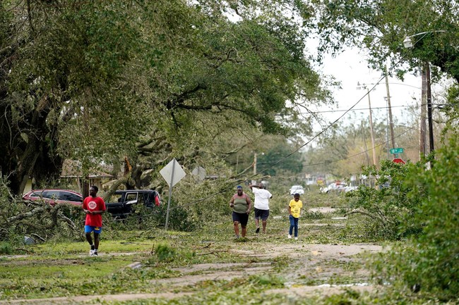 Siêu bão Laura tàn phá phía nam nước Mỹ: Nhà cửa tiêu điều, giao thông đình trệ - Ảnh 11.