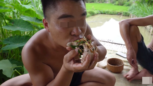 Những màn câu like kinh hãi của Youtuber Việt khi ăn &quot;tất tật&quot; từ cá sống đến gỏi côn trùng rồi cả mỡ lợn nguyên tảng - Ảnh 10.