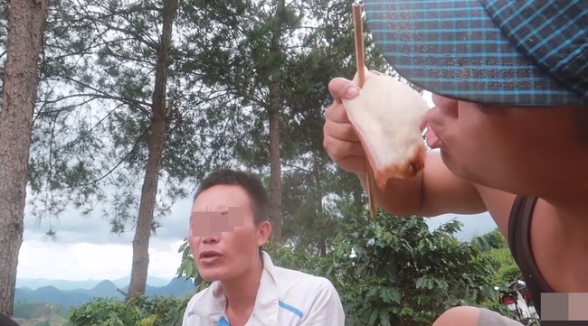 Những màn câu like kinh hãi của Youtuber Việt khi ăn &quot;tất tật&quot; từ cá sống đến gỏi côn trùng rồi cả mỡ lợn nguyên tảng - Ảnh 11.