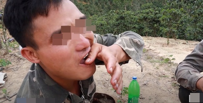 Những màn câu like kinh hãi của Youtuber Việt khi ăn &quot;tất tật&quot; từ cá sống đến gỏi côn trùng rồi cả mỡ lợn nguyên tảng - Ảnh 13.
