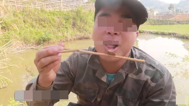 Những màn câu like kinh hãi của Youtuber Việt khi ăn &quot;tất tật&quot; từ cá sống đến gỏi côn trùng rồi cả mỡ lợn nguyên tảng - Ảnh 16.