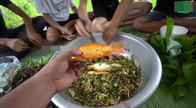Những màn câu like kinh hãi của Youtuber Việt khi ăn &quot;tất tật&quot; từ cá sống đến gỏi côn trùng rồi cả mỡ lợn nguyên tảng - Ảnh 2.