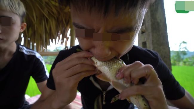 Những màn câu like kinh hãi của Youtuber Việt khi ăn &quot;tất tật&quot; từ cá sống đến gỏi côn trùng rồi cả mỡ lợn nguyên tảng - Ảnh 3.