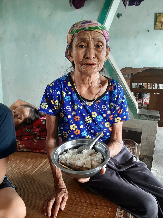 Gánh nặng của cụ bà chăm con gái ung thư, cháu ngoại tàn tật: “Tôi chẳng sợ gì, chỉ sợ chết. Tôi mà chết thì con, cháu tôi sống thế nào đây?” - Ảnh 5.