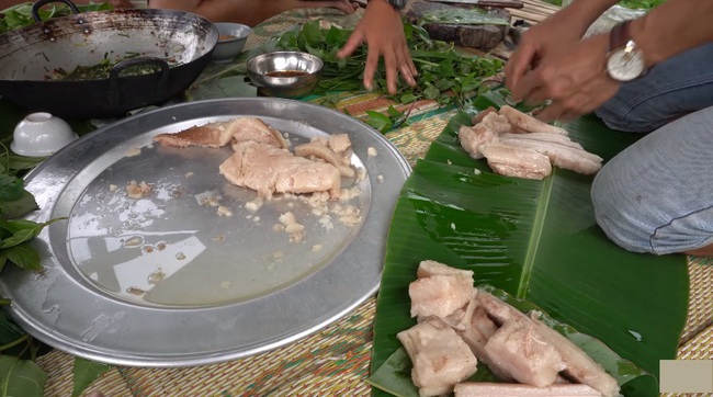 Những màn câu like kinh hãi của Youtuber Việt khi ăn &quot;tất tật&quot; từ cá sống đến gỏi côn trùng rồi cả mỡ lợn nguyên tảng - Ảnh 8.