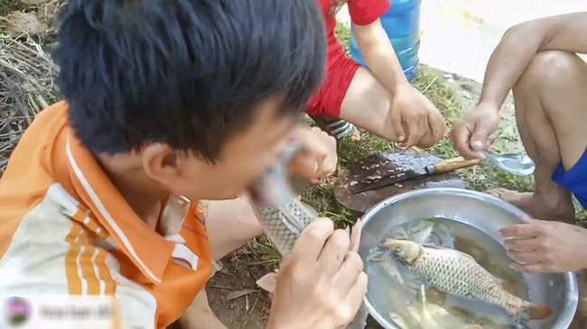 Những màn câu like kinh hãi của Youtuber Việt khi ăn &quot;tất tật&quot; từ cá sống đến gỏi côn trùng rồi cả mỡ lợn nguyên tảng - Ảnh 5.