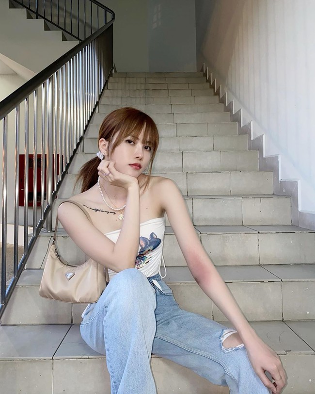 Thiều Bảo Tr&acirc;m lộ c&aacute;nh tay sưng tấy v&igrave; x&oacute;a h&igrave;nh xăm.