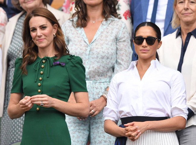 Trong lần đầu ra mắt hoàng gia Anh, Meghan Markle đã &quot;ghim&quot; trong lòng mối thù với Công nương Kate chỉ vì một hành động thiếu tinh tế - Ảnh 1.