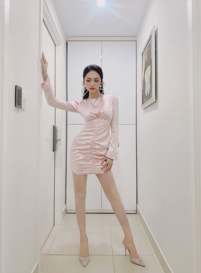 Hương Giang nhắn nhủ: "Con g&aacute;i nhất định phải c&oacute; 1 chiếc v&aacute;y m&agrave;u đỏ trong tủ quần &aacute;o nh&eacute;".