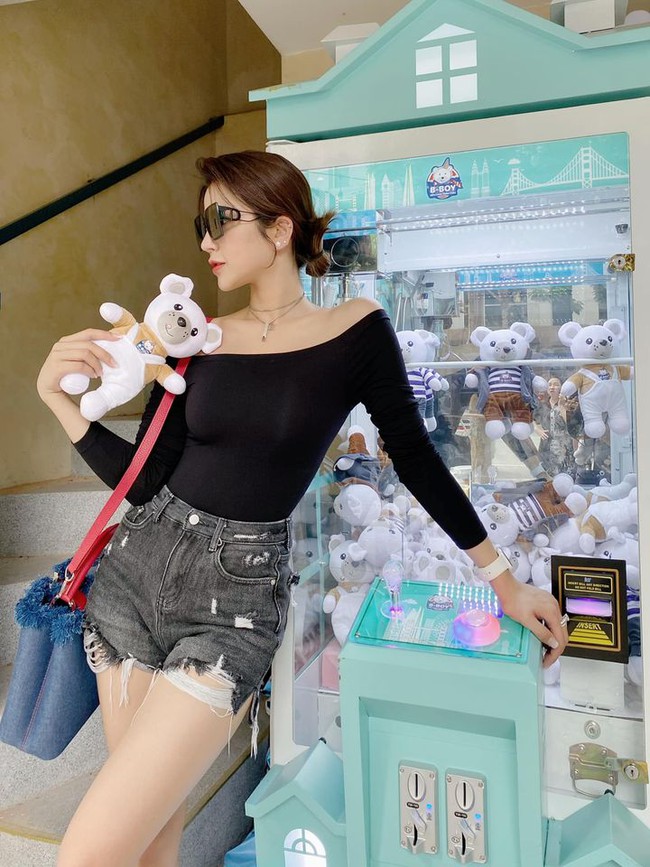 Diệp L&acirc;m Anh khoe d&aacute;ng nuột n&agrave; với set đồ t&ocirc;ng đen.