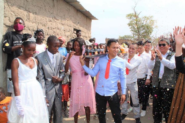 Đám cưới ở châu Phi của hai cặp đôi bản địa thu hút hơn 16 nghìn like, nhìn kỹ lại thấy hóa ra bản sắc Việt Nam tràn ngập thế này! - Ảnh 2.