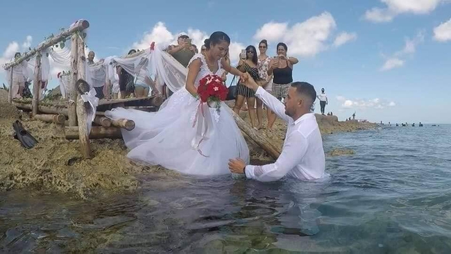Những hình ảnh gây sốc: Đám cưới được tổ chức dưới đáy sông, nhìn hình ảnh dâu rể mà tất cả phải băn khoăn vì một lý do! - Ảnh 1.