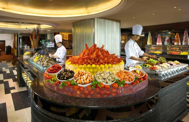 Vì sao các nhà hàng buffet vẫn sống tốt dù thực khách "ăn thùng uống chậu?" - Ảnh 1.