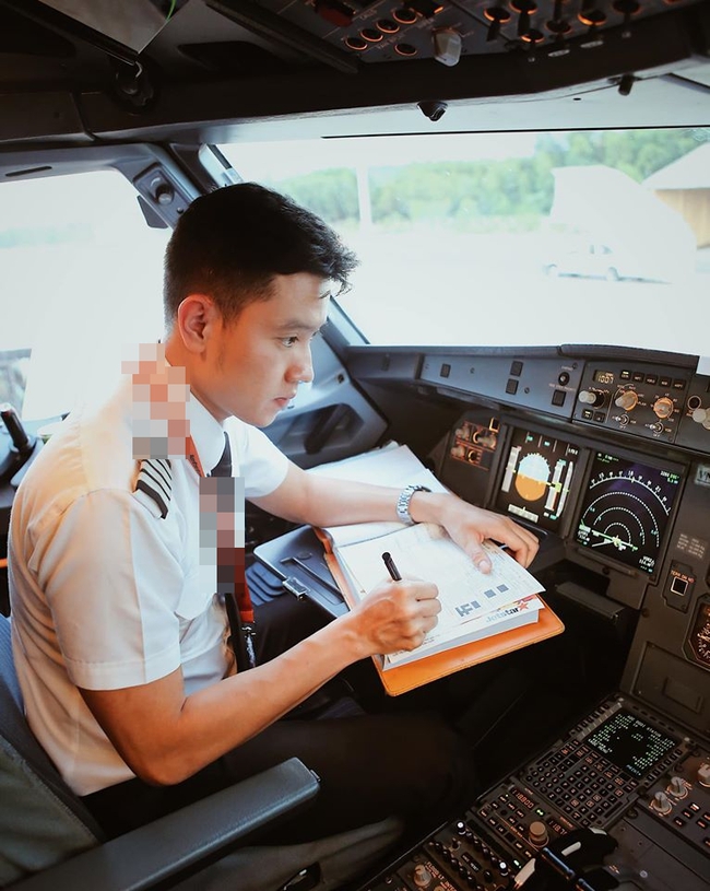 Chàng phi công trẻ nhất Việt Nam khoe bảng lương tiền tỷ khiến dân mạng há hốc nhưng bất ngờ thay khi đó chỉ là...&quot;công ty chuyển nhầm lương&quot; - Ảnh 1.