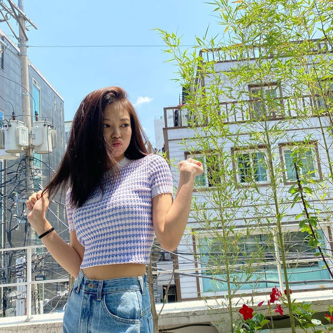 Jennie diện crop top theo những cách thật tinh tế mà tôn dáng hết cỡ, hay nhất là không khó để chị em &quot;đu&quot; theo - Ảnh 1.