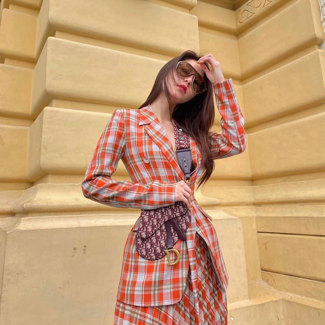 Diễm My 9X kho&aacute;c l&ecirc;n người trang phục kẻ ca r&ocirc; chất chơi.
