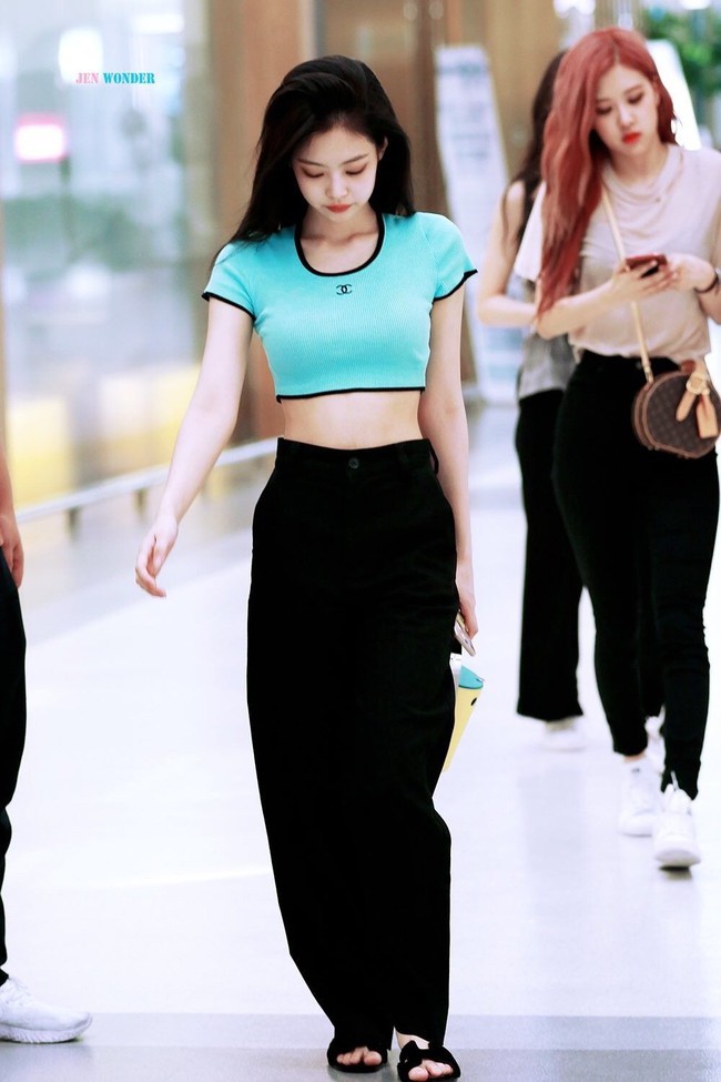 Jennie diện crop top theo những cách thật tinh tế mà tôn dáng hết cỡ, hay nhất là không khó để chị em &quot;đu&quot; theo - Ảnh 2.