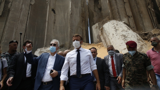 Tổng thống Pháp gây xúc động mạnh mẽ, được cộng đồng mạng ca ngợi hết lời trong chuyến thăm đặc biệt đến Beirut sau vụ nổ kinh hoàng  - Ảnh 2.