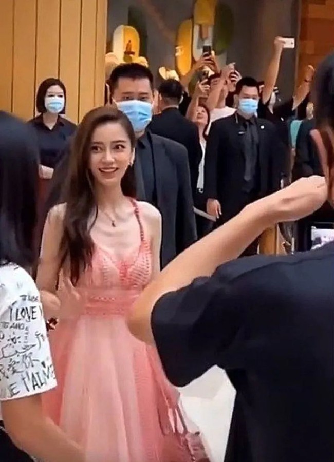 Angelababy lộ nhan sắc thật trong ảnh chụp trộm, nhưng gây chú ý nhất vẫn là thân hình gầy đáng báo động lộ rõ cả xương ngực - Ảnh 1.