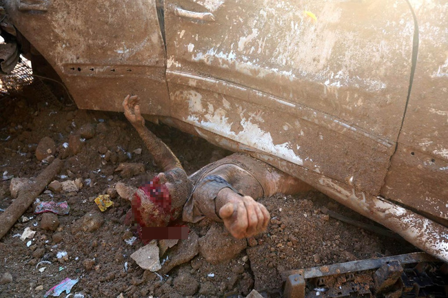 Hình ảnh gây sốc về nạn nhân kẹt dưới gầm xe nhuốm đầy máu sau vụ nổ Beirut và cái kết đầy bất ngờ - Ảnh 1.