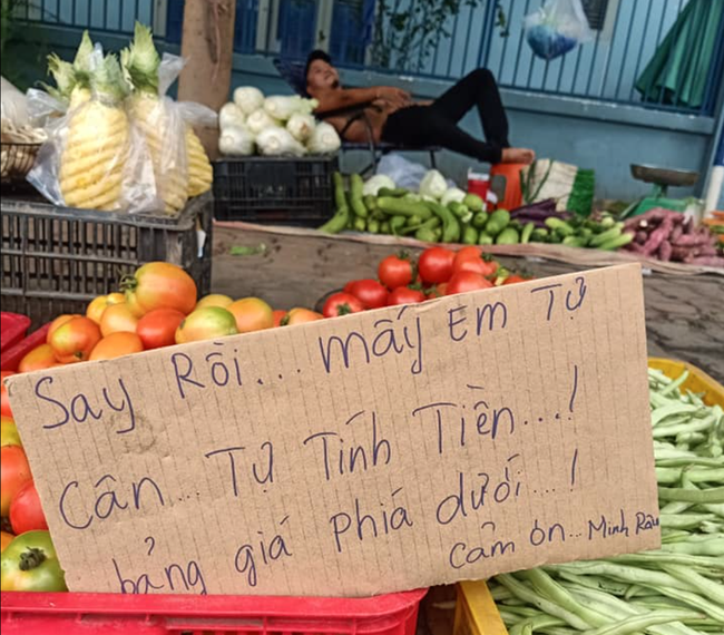 Chú Minh Râu - người bán rau nổi tiếng lại hot trên mạng xã hội vì tấm bảng &quot;không đeo khẩu trang bán đắt gấp đôi&quot; - Ảnh 4.