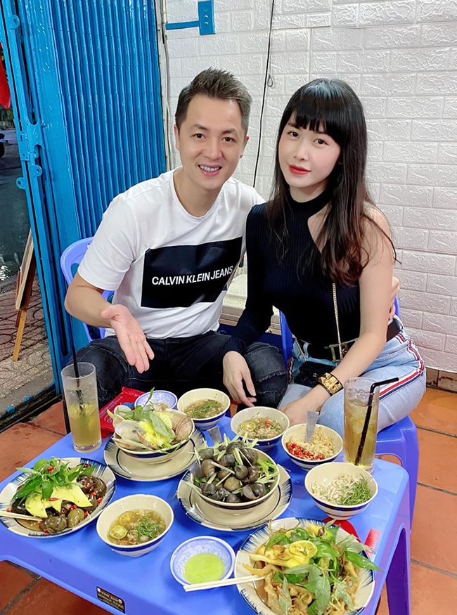 Vợ chồng Đăng Kh&ocirc;i vui vẻ đi ăn uống c&ugrave;ng nhau.