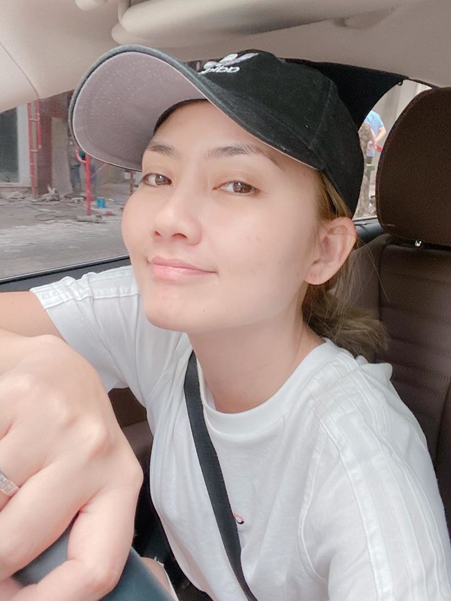Ngọc Lan tranh thủ selfie khi ngồi tr&ecirc;n xế hộp.