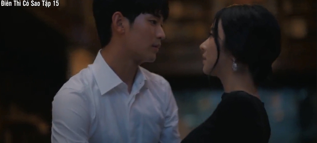 "Điên thì có sao": Kim Soo Hyun bế bồng Seo Ye Ji lên giường sau khi bị bạn gái từ mặt - Ảnh 7. "Điên thì có sao": Kim Soo Hyun bế bồng Seo Ye Ji lên giường sau khi bị bạn gái từ mặt - Ảnh 7.