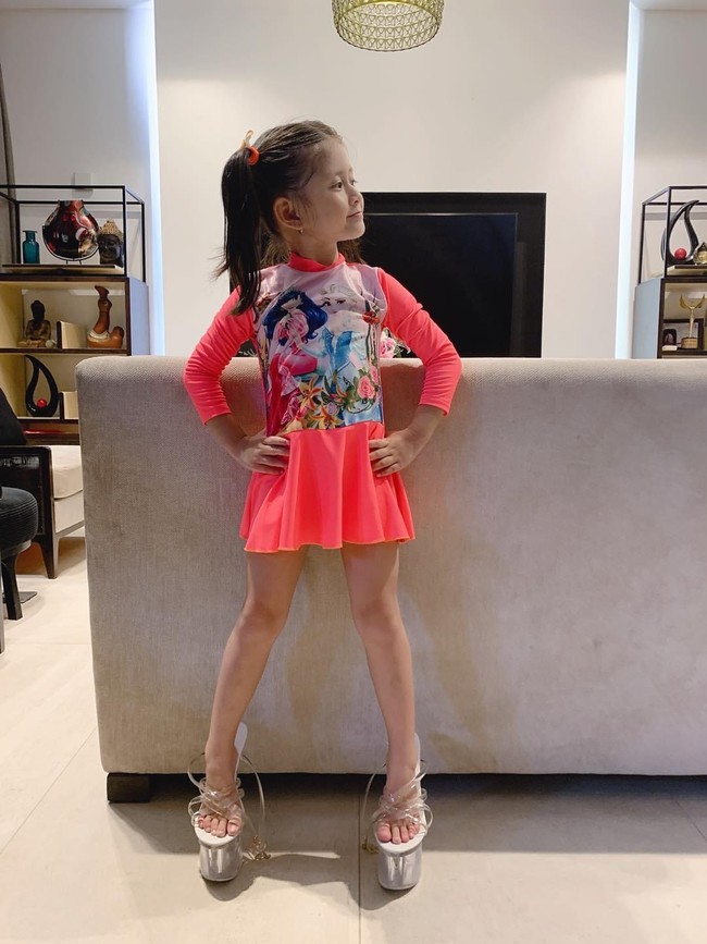 Mới 5 tuổi nhưng con gái Trang Trần đã tạo dáng cực đỉnh với giày cao gót, đến mẹ còn phải đắc ý: &quot;Hổ phụ sinh hổ tử&quot; - Ảnh 4.