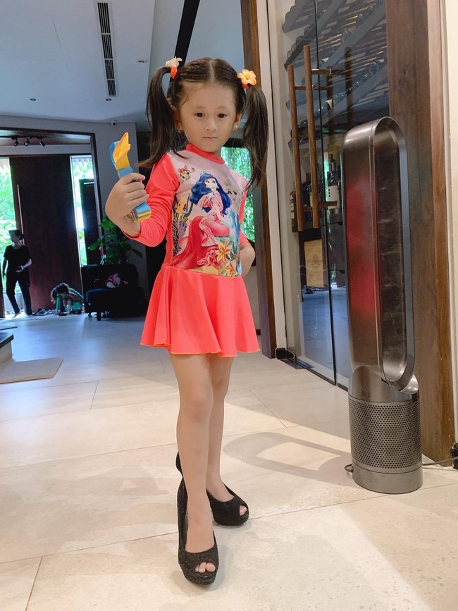 Mới 5 tuổi nhưng con gái Trang Trần đã tạo dáng cực đỉnh với giày cao gót, đến mẹ còn phải đắc ý: &quot;Hổ phụ sinh hổ tử&quot; - Ảnh 5.